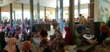 Penyaluran Bantuan Sembako oleh POS Munjungan